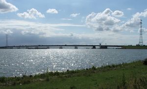 haringvlietbrug vanaf Gemeentehaven Numansdorp
