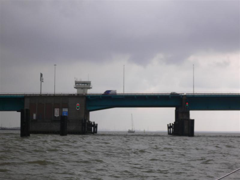 De Haringvlietbrug gezien vanaf het water