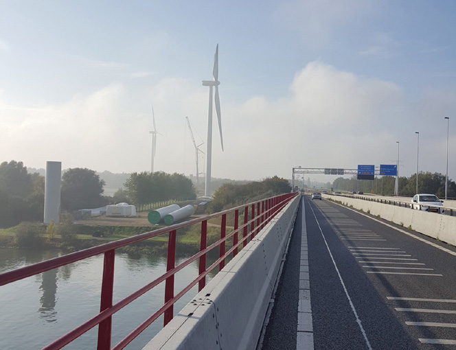 windmolens in aanbouw bij de haringvlietbrug oktober 2015