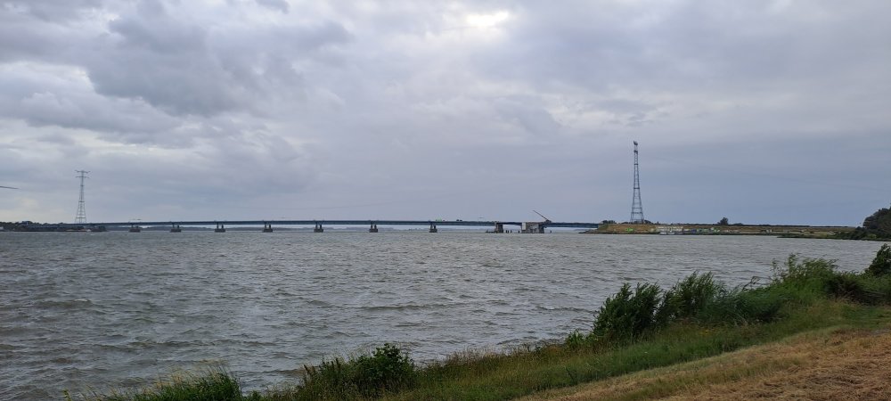 nieuwe klep van beweegbare gedeelte Haringvlietbrug is ingehesen door 2 enorme kranen op 3-7-23