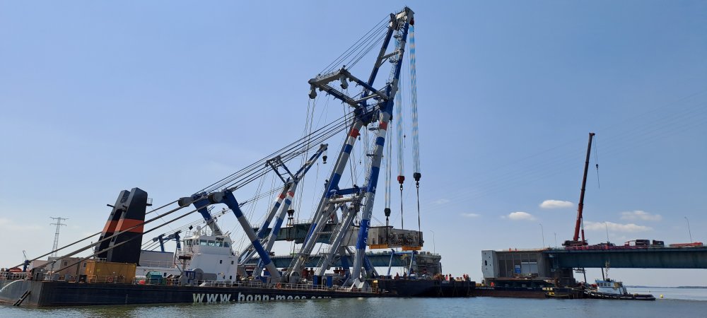 beweegbare gedeelte Haringvlietbrug is weggetakeld door 2 enorme kranen op 16-6-23