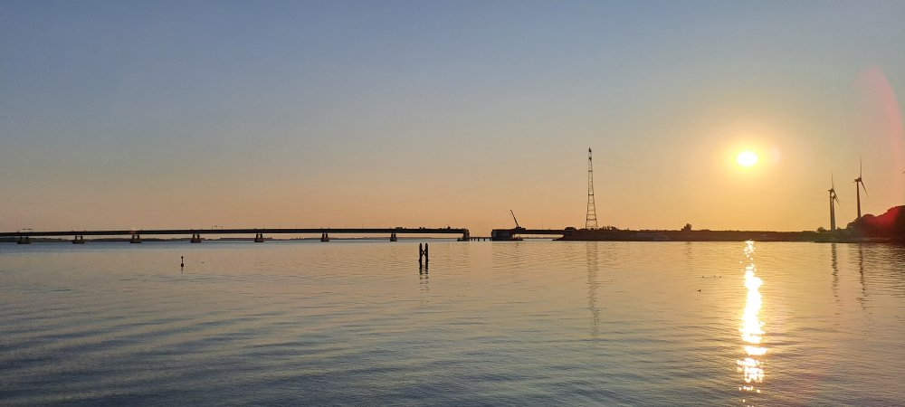 Haringvlietbrug zonder klep. het opklapbare brugdek is op 16 juni 2023 verwijderd. Film op een rustige zomeravond