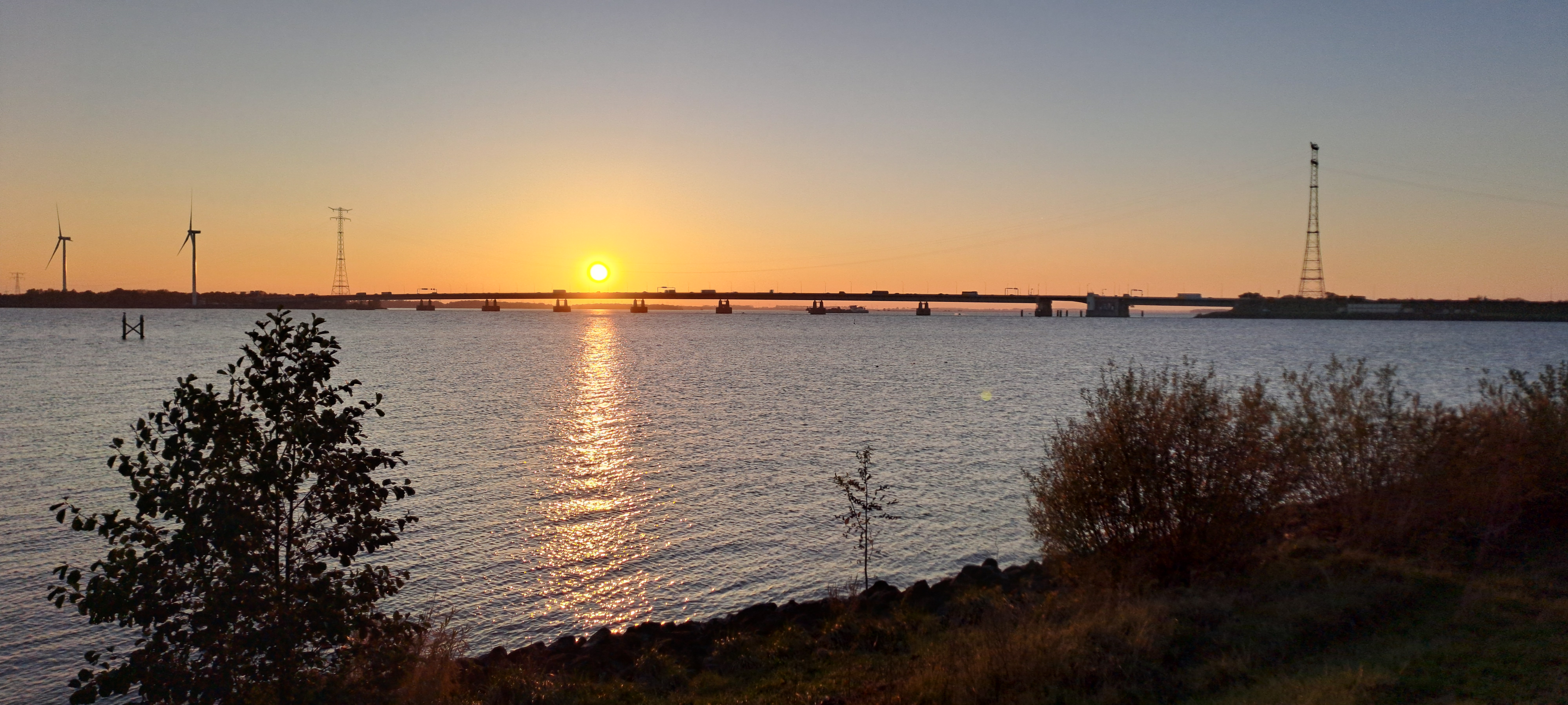 Haringvlietbrug bij ondergaande zon op do 24 oktober 2024